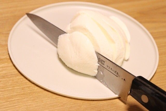 セリア お皿として使えるまな板 フチのデザイン 使用例 モッツァレラチーズ