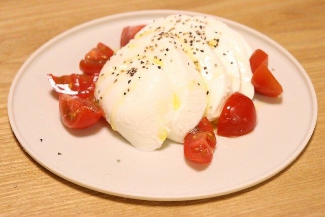 セリア お皿として使えるまな板 使用例 モッツァレラチーズ トマト 盛り付け