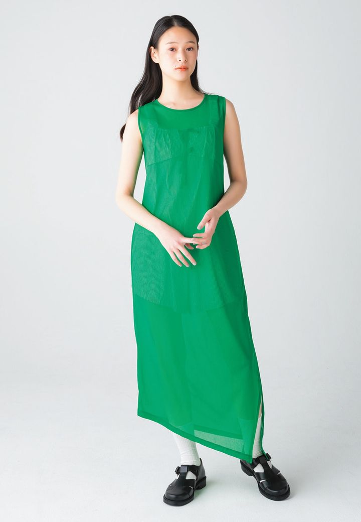 サイドにシャーリングをあしらって、アシンメトリーなシルエットのワンピース