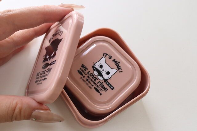 ダイソー スクエアボックス（ストレイキャッツ柄 L 150mL、S 75mL） スタッキング