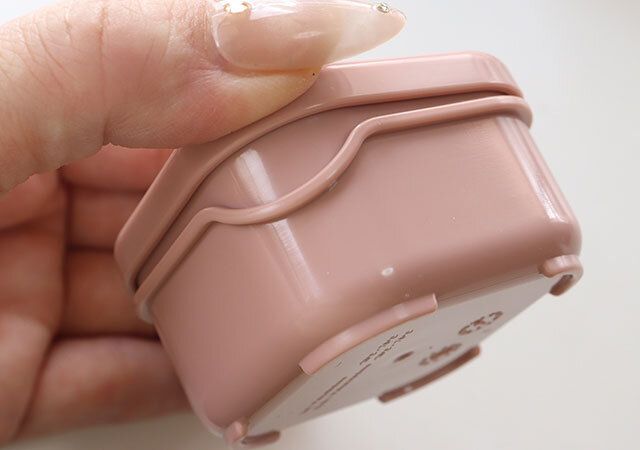 ダイソー スクエアボックス（ストレイキャッツ柄 L 150mL、S 75mL） 開けやすい溝