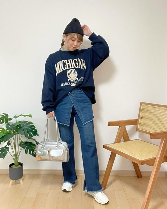 フロントロゴスウェット×しまむらのネイビーの「デニムビスチェ」