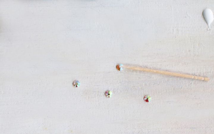 ネイルパーツを貼る