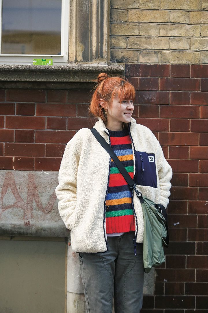 ブラックデニム×マルチボーダーニットが好相性！ハーフアップのお団子ヘアもいい感じ。