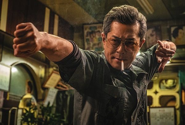 舞台は、かつて香港に存在した「九龍城砦（きゅうりゅうじょうさい）」。1980年代、香港へ密航してきた陳洛軍（チャン・ロッグワン）は、黒社会の組織に追われて九龍城砦へ逃げ込む。そこで、城砦の秩序と平和を守る龍捲風（ロンギュンフォン）と、龍を慕う信一（ソンヤッ）、十二少（サップイー）、四仔（セイジャイ）ら住民たちと絆を深め合い、そこでの暮らしに生きがいを見出していく。しかし、やがて、時代の流れとともに、九龍城砦をめぐる覇権争いが激化。陳洛軍らも、その渦の中に巻き込まれていくのだった…。