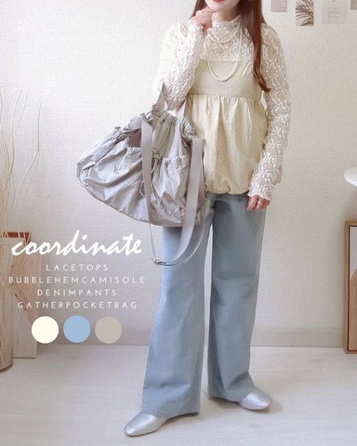 グレーのギャザーポケットバッグを持っている