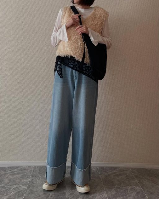 黒のクロシェスカーフを着用している