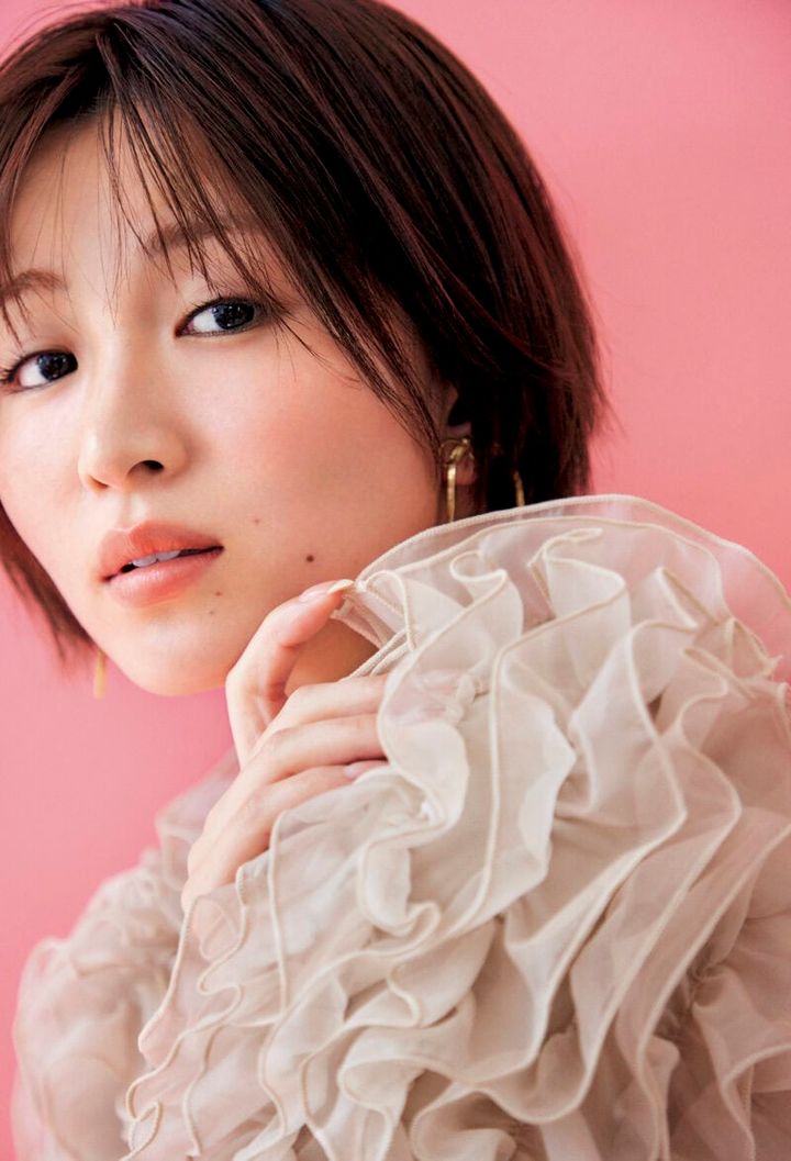 フレッシュなツヤ肌を叶える！【くすみコーラル】の濡れツヤハイライト モデル＝岡崎紗絵