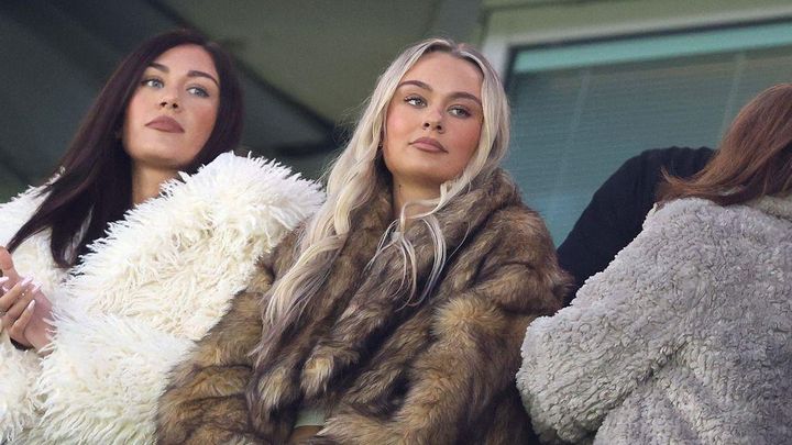 22歳天才の彼女、ビキニ姿で「大きなココナッツ」を披露