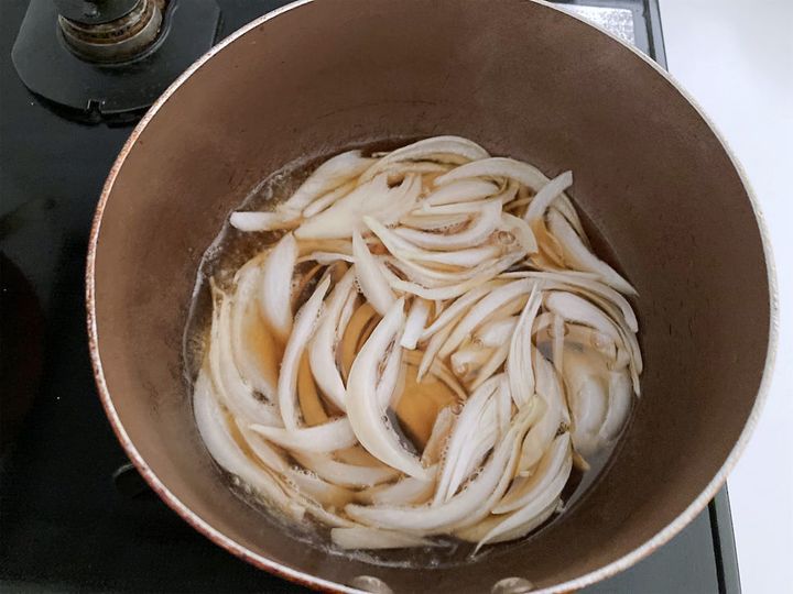 新玉ねぎと調味料を入れて煮ていく