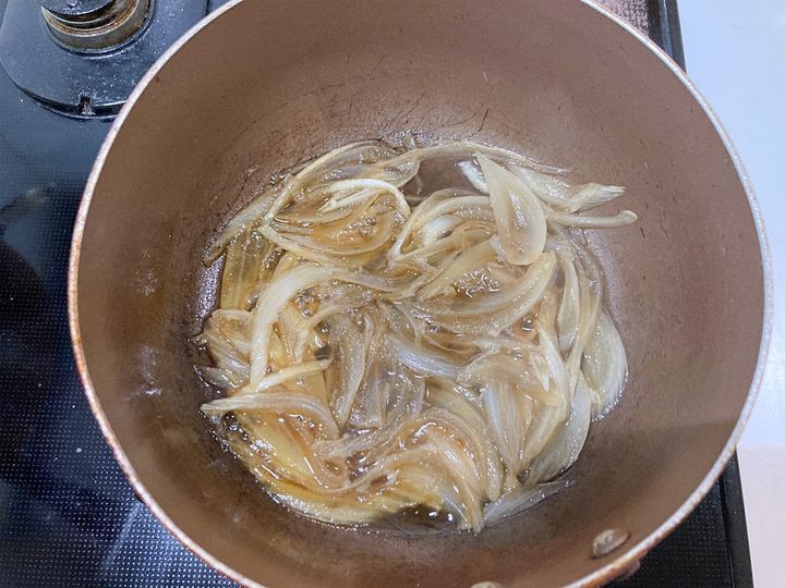 少し煮込んだ新玉ねぎ