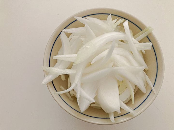 新玉ねぎをスライスする