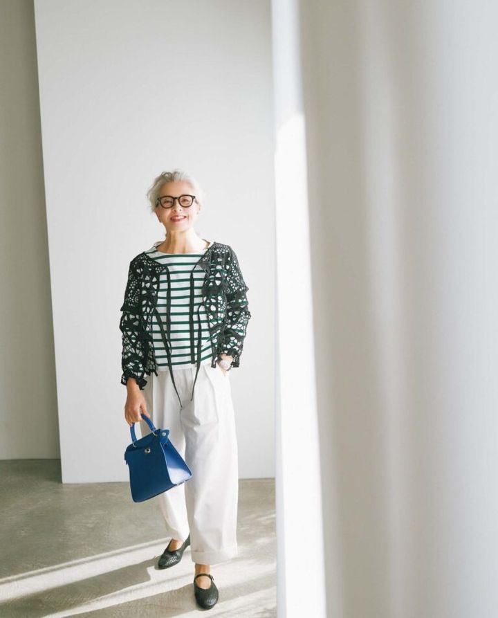 レースブラウス¥58,300／マトカマトカ、ブレスレット¥7,700／レフィエ（ともにフラッパーズ）、ボーダーカットソー¥15,400／トラディショナル ウェザーウェア（トラディショナル ウェザーウェア ルミネ有楽町店）、パンツ¥35,200、靴¥44,000／ともにギャルリー・ヴィー（ギャルリー・ヴィー 丸の内店）、メガネ¥42,900／アイヴァン（アイヴァン 東京ギャラリー）、バッグ¥188,980／ミチノパリ（トゥモローランド）