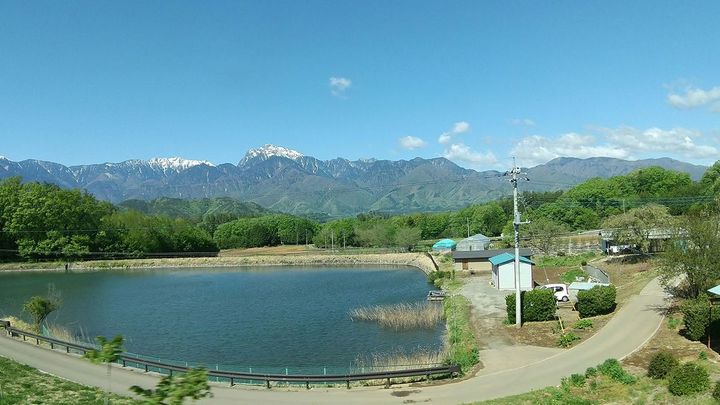 中央本線経由で東京から大阪へ向かう山梨県内の車窓風景