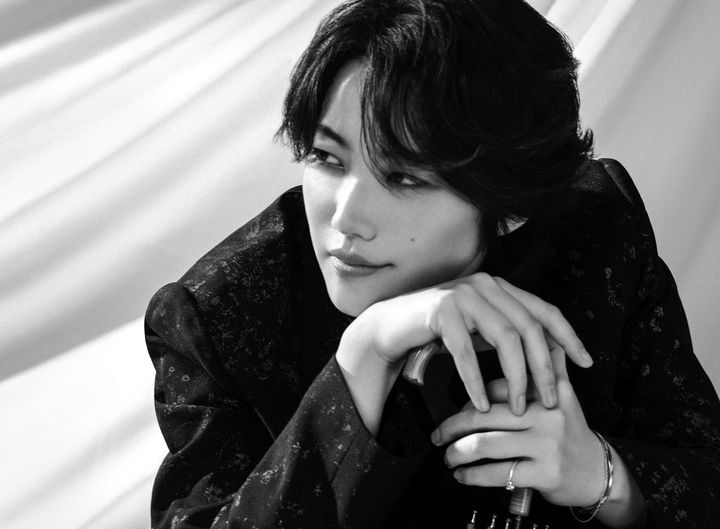 舞台のみならずアーティストや声優として、活躍の場を広げている七海ひろきさん