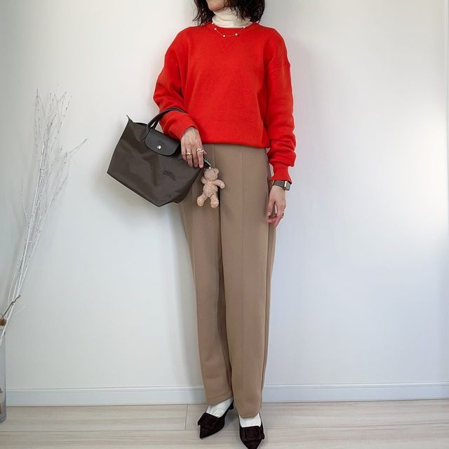 スムースコットンクルーネックセーター×UNIQLOのベージュの「ドライスウェットパンツ」