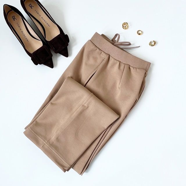 UNIQLOのベージュの「ドライスウェットパンツ」