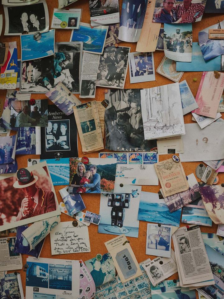 写真が貼られたコルクボード