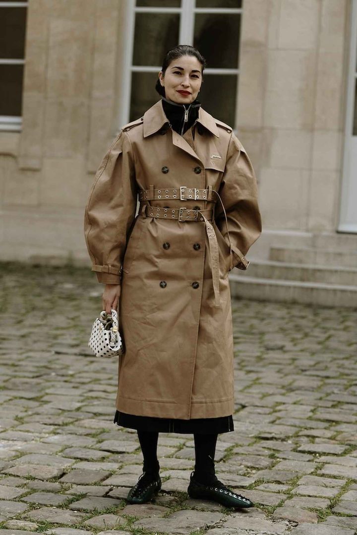 画像: バルーンシルエットの袖が今年らしいトレンチ