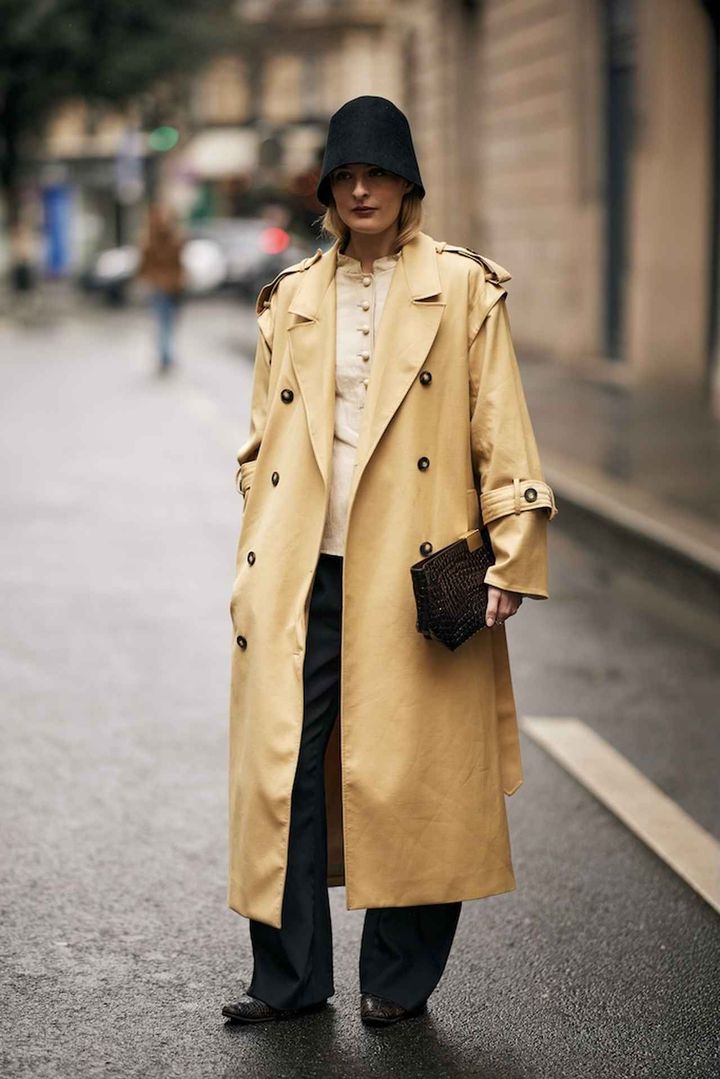 画像: 新たなニュートラルカラー、バターイエローのトレンチ