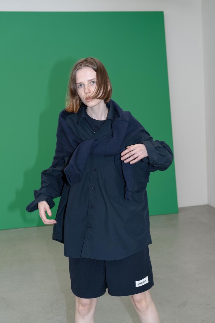 画像: 「TECH DRY POLY LONG-SLEEVE SHIRTS」￥25,300、肩に巻いた「STANDARD CREW SWEAT」￥17,600、「NYLON BAGGY SHORTS」￥20,900 出典：＋ one off day