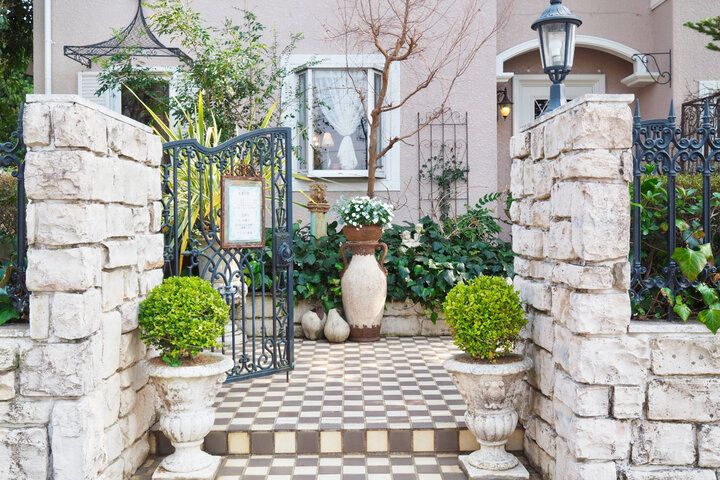 おひとりさまOK♪ 英国式ガーデンを眺めながらアフタヌーンティー付きランチを楽しめる／ 茨城「アリスの茶屋」