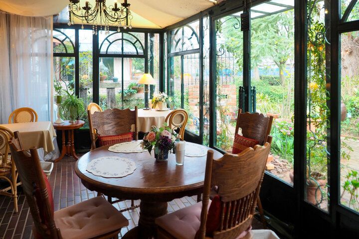 おひとりさまOK♪ 英国式ガーデンを眺めながらアフタヌーンティー付きランチを楽しめる／ 茨城「アリスの茶屋」