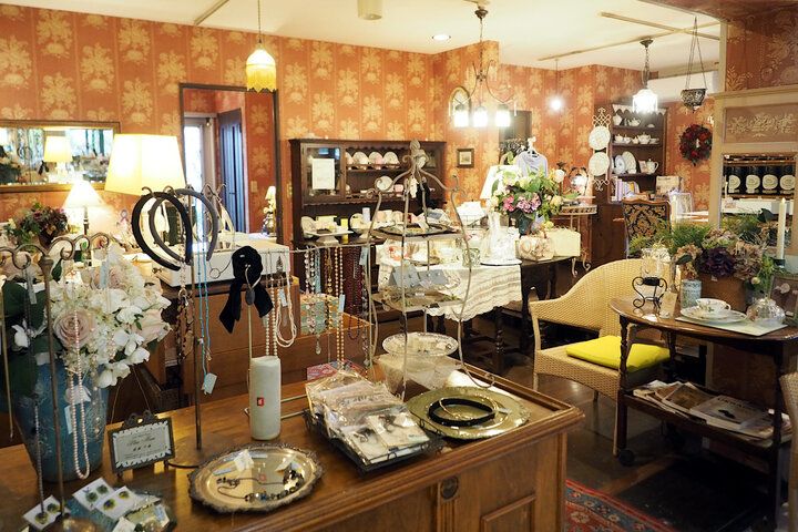 おひとりさまOK♪ 英国式ガーデンを眺めながらアフタヌーンティー付きランチを楽しめる／ 茨城「アリスの茶屋」