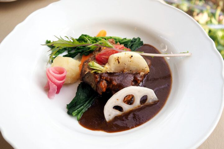 おひとりさまOK♪ 英国式ガーデンを眺めながらアフタヌーンティー付きランチを楽しめる／ 茨城「アリスの茶屋」