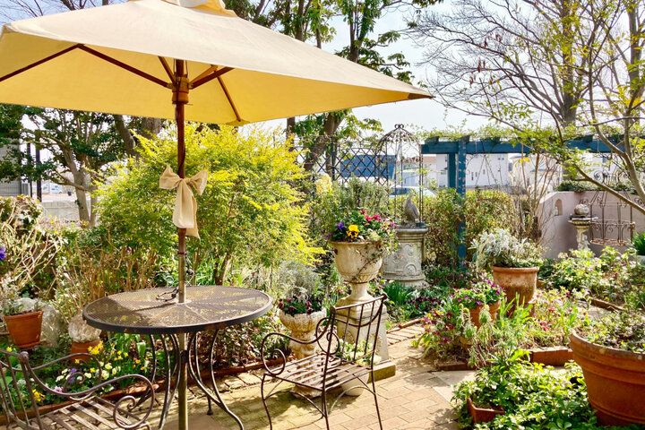 おひとりさまOK♪ 英国式ガーデンを眺めながらアフタヌーンティー付きランチを楽しめる／ 茨城「アリスの茶屋」