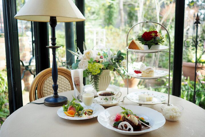 おひとりさまOK♪ 英国式ガーデンを眺めながらアフタヌーンティー付きランチを楽しめる／ 茨城「アリスの茶屋」