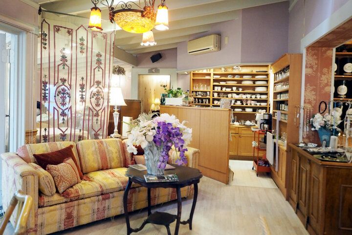 おひとりさまOK♪ 英国式ガーデンを眺めながらアフタヌーンティー付きランチを楽しめる／ 茨城「アリスの茶屋」