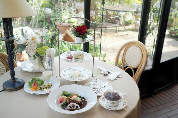おひとりさまOK♪ 英国式ガーデンを眺めながらアフタヌーンティー付きランチを楽しめる／ 茨城「アリスの茶屋」