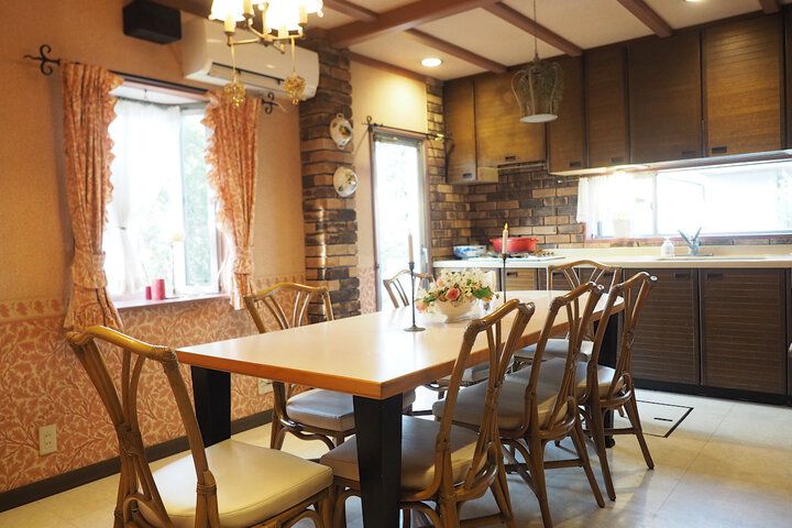 おひとりさまOK♪ 英国式ガーデンを眺めながらアフタヌーンティー付きランチを楽しめる／ 茨城「アリスの茶屋」