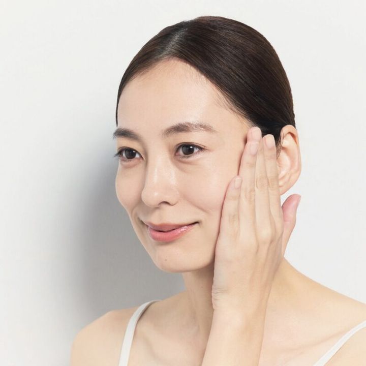 角質ケアは指の腹全体でなでるように