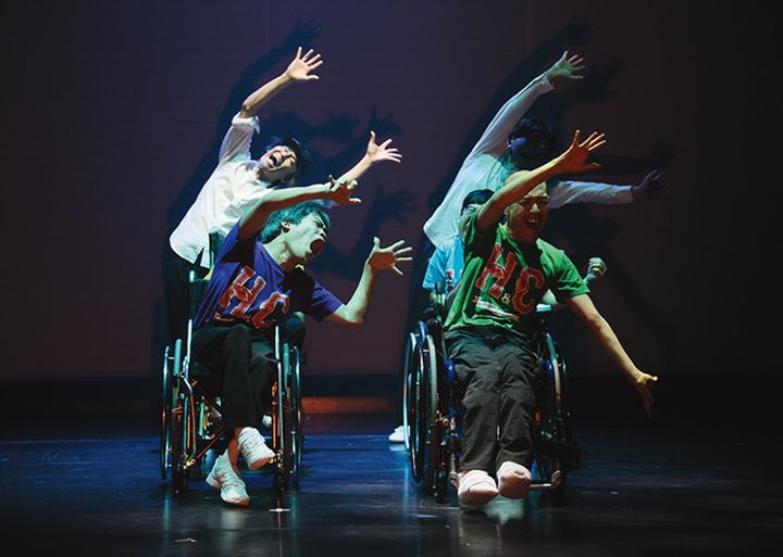 2024年の公演『Lay Your Hands On Me』の様子