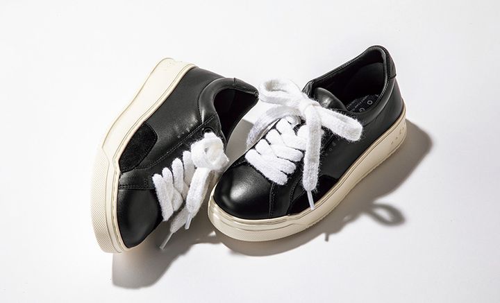 ふっくらとしたフォルムの厚底の黒スニーカー