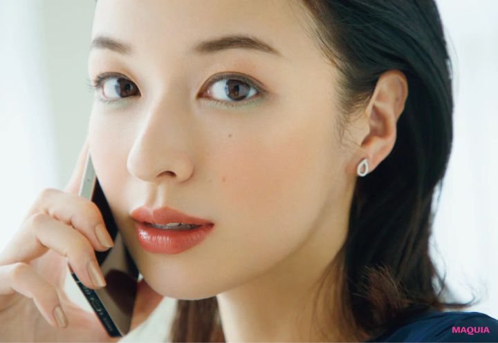 勝負のプレゼン日はミントグリーンEYEで清潔感を。コーラルカラー合わせで血色感を添えるのがコツ