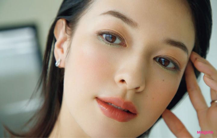 勝負のプレゼン日はミントグリーンEYEで清潔感を。コーラルカラー合わせで血色感を添えるのがコツ_5