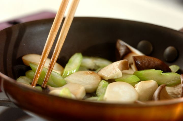 セロリとエリンギのサッと炒めの作り方1