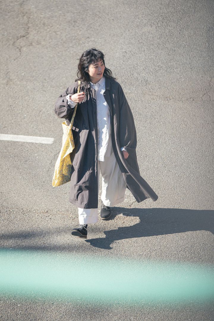 春のモノトーンコーデ。小花柄バッグで一気に華やかに！【FUDGE FRIEND おしゃれさんの毎日コーディネート vol.520｜田中真里奈】