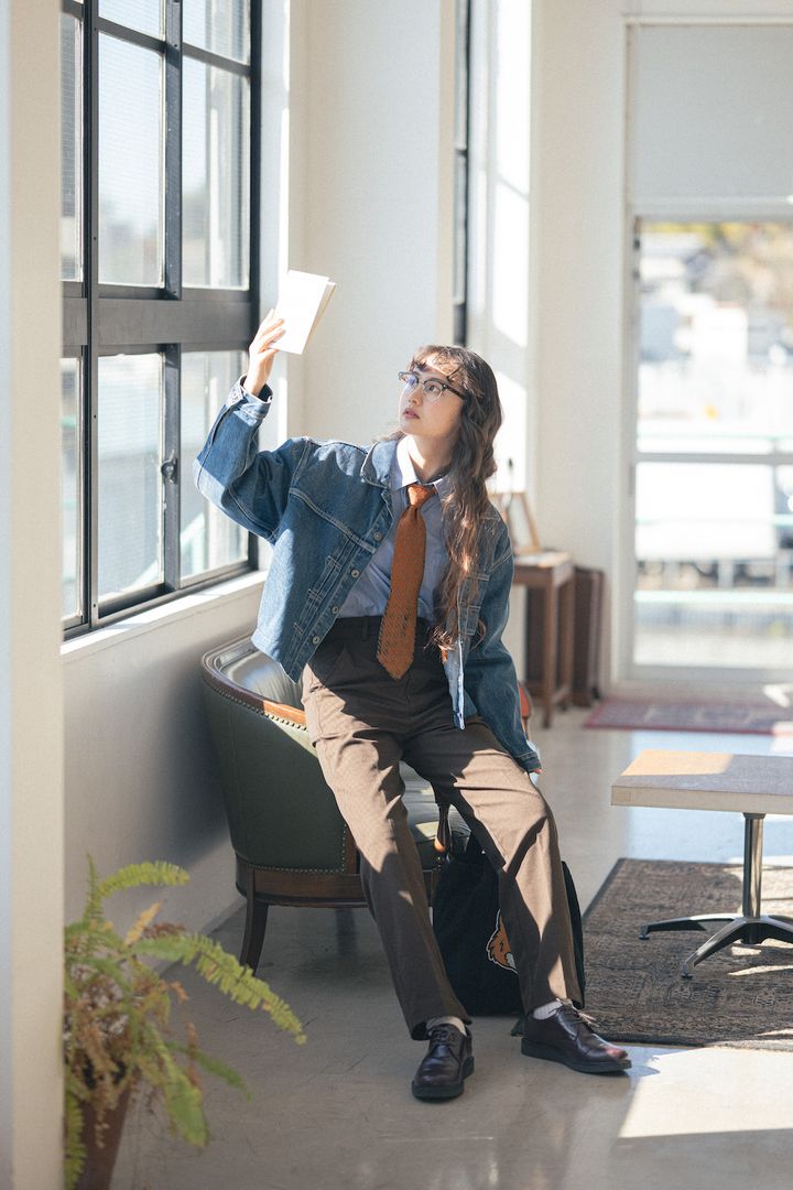 デニムジャケットはネクタイを合わせると新鮮に！春のプレッピーコーデ【FUDGE FRIEND おしゃれさんの毎日コーディネート vol.519｜うさみ】