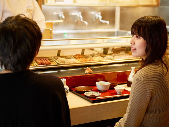 人形町『㐂寿司』で横のお客さんと話している様子