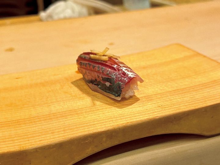 六本木『笄鮨』のアジの握り