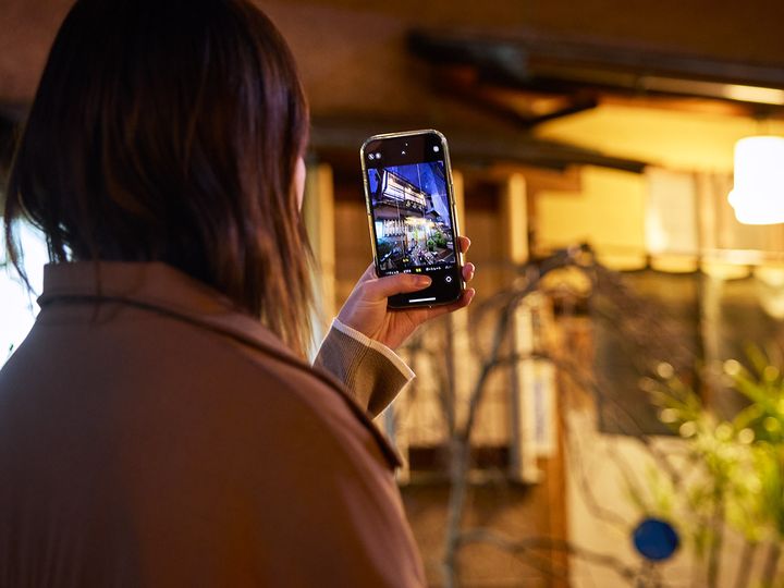 人形町『㐂寿司』の外観をスマホで撮影している様子