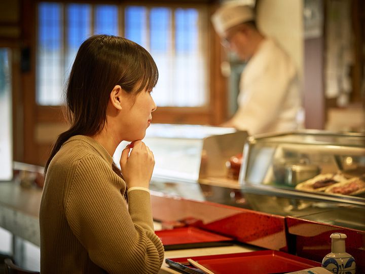 人形町『㐂寿司』のショーケースを眺めている様子