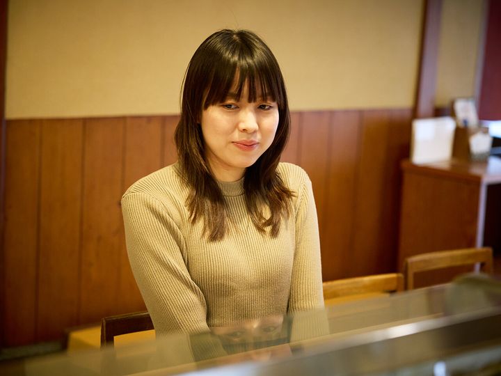 人形町『㐂寿司』のカウンター席に座っている様子