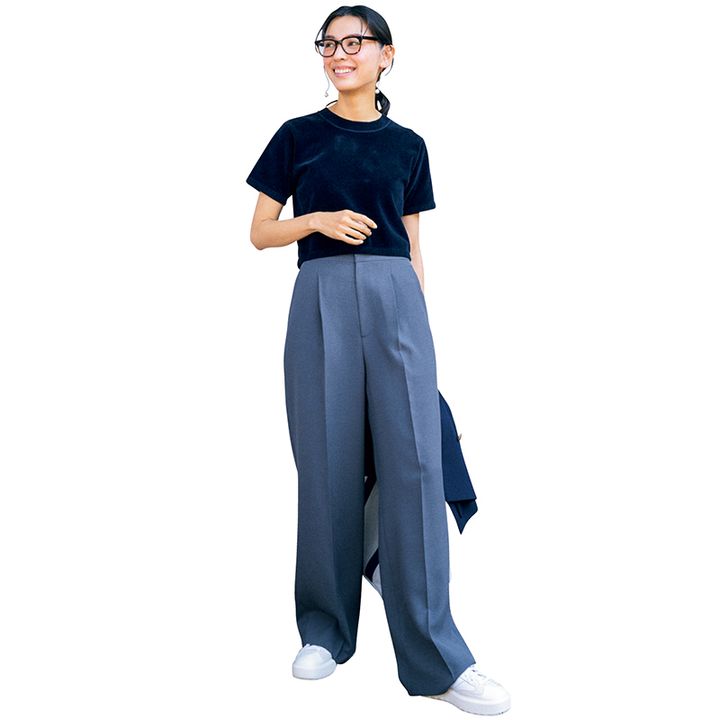 気温18度の日の服装例：Tシャツコーデをツヤ感ベロア素材で秋らしくシフト