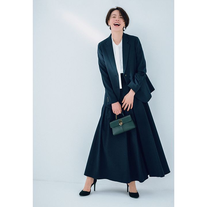 気温18度の日の服装例：ロングスカートにカーディガン並みにやわらかいユニクロの感動ジャケットを羽織って