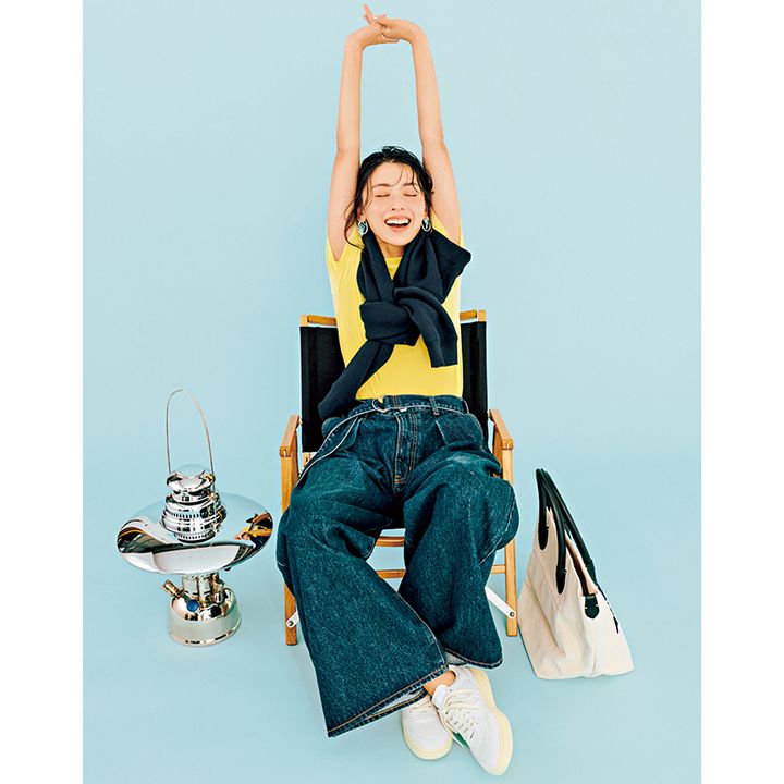 気温18度の日の服装例：シンプルTシャツにスウェットを羽織ったコーディネート